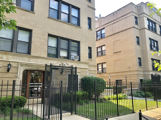 Building Photo - 6041 N Kenmore Ave