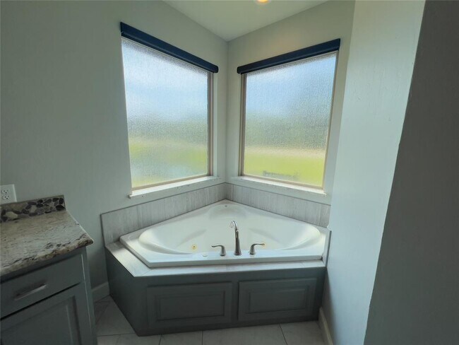 Building Photo - 424 Seville Dr