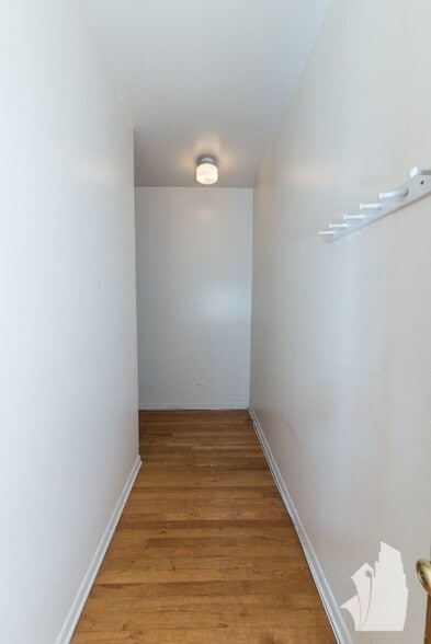 Building Photo - 923 W Waveland Ave