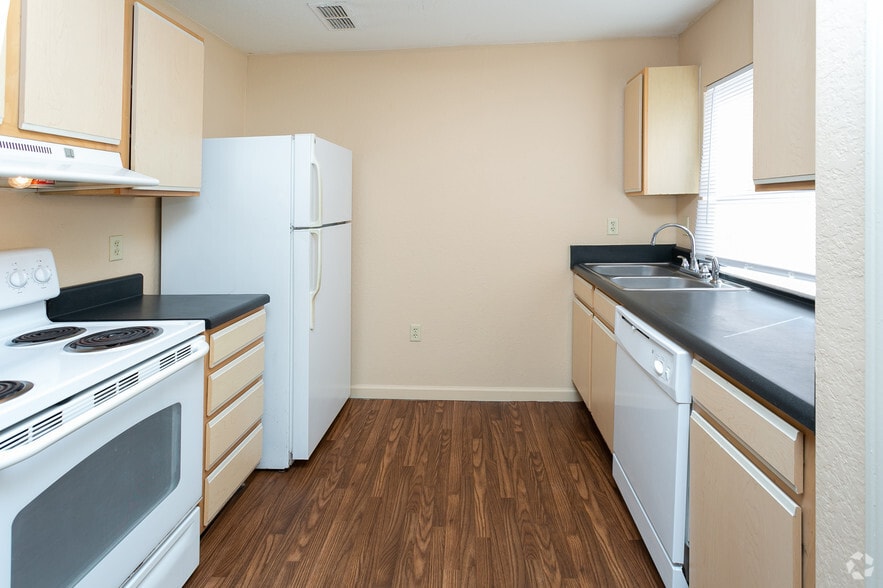 2BR, 2 BA - 948SF-Kitchen - Summerset