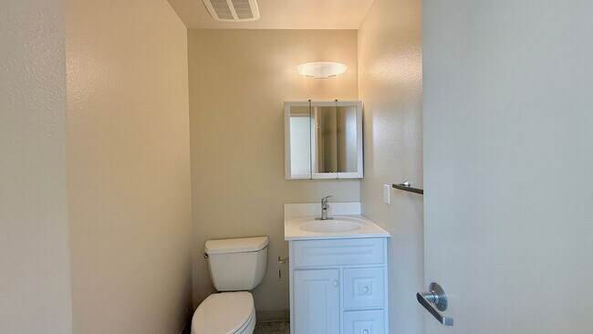 Building Photo - Stylish Rockridge Condo – Prime Location, ...