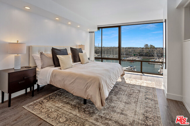Building Photo - 4267 Marina City Dr