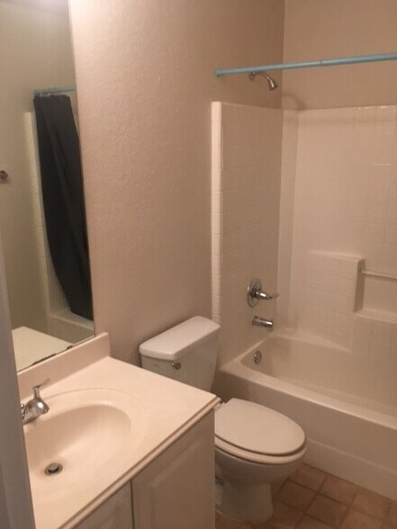 @nd Bathroom - 302 Howard Way Dr