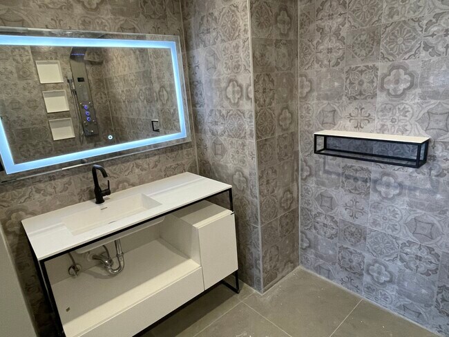 Building Photo - 1 Gold St