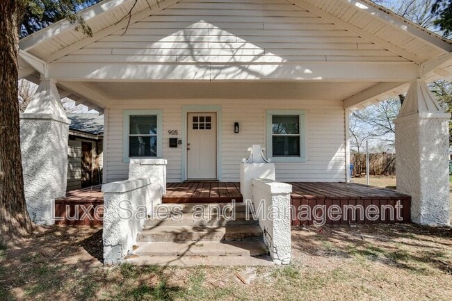 Building Photo - 905 E Rogers St