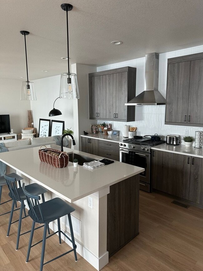 Building Photo - Beautiful Painted Prairie - 4 Bed room home - Available April!!