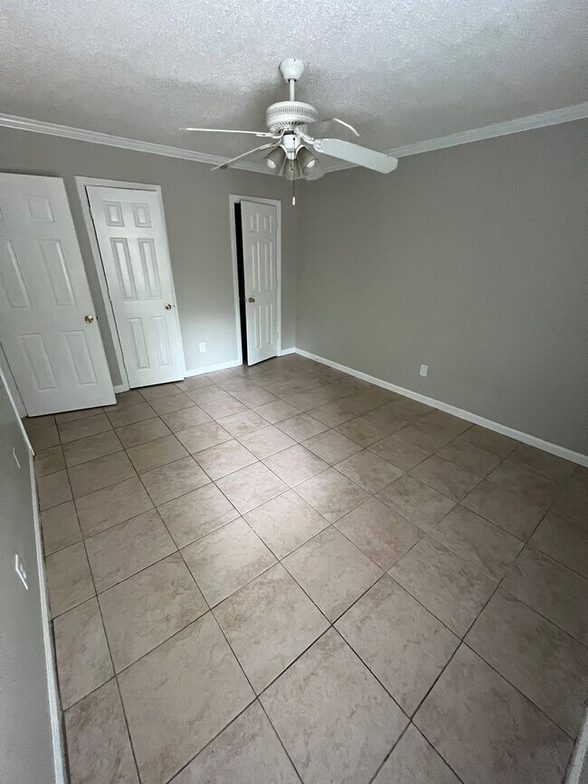Building Photo - 2 Bed 1 Bath Near Campus! Water/Sewer/Trash Included In Rent!!