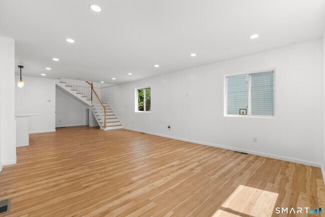Building Photo - 810 Brewster St