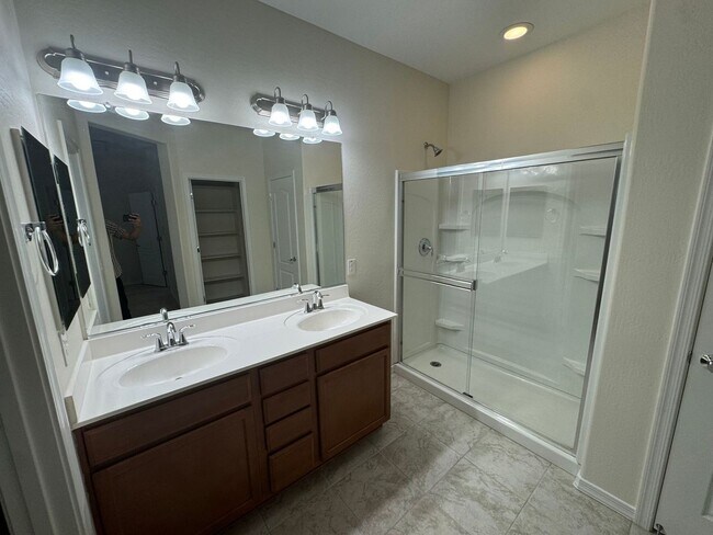 Building Photo - 4 Bedroom - 2 Bath - 1760 Sq. Ft - Beautiful New Built Home - Glendale
