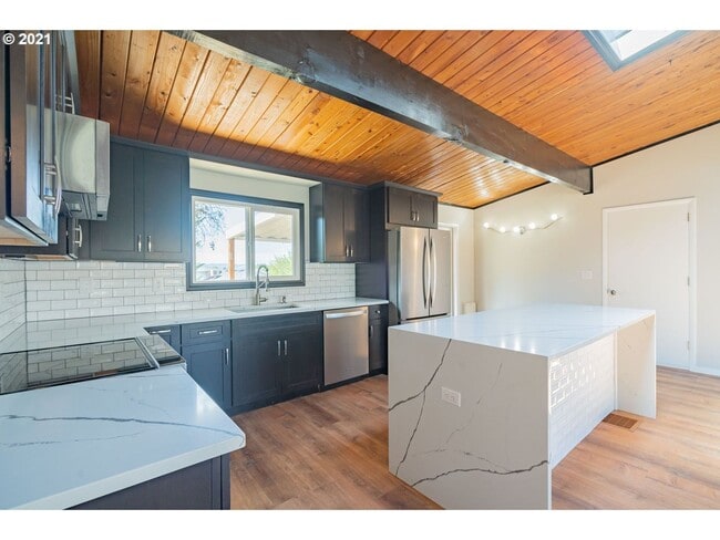 Building Photo - Gorgeous 3 Bedroom Remodel in Highly Desir...