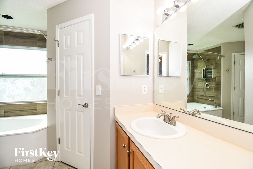 Building Photo - 1332 Lamboll Ave