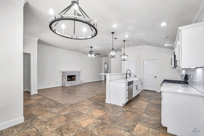 Building Photo - 410 E 97th St