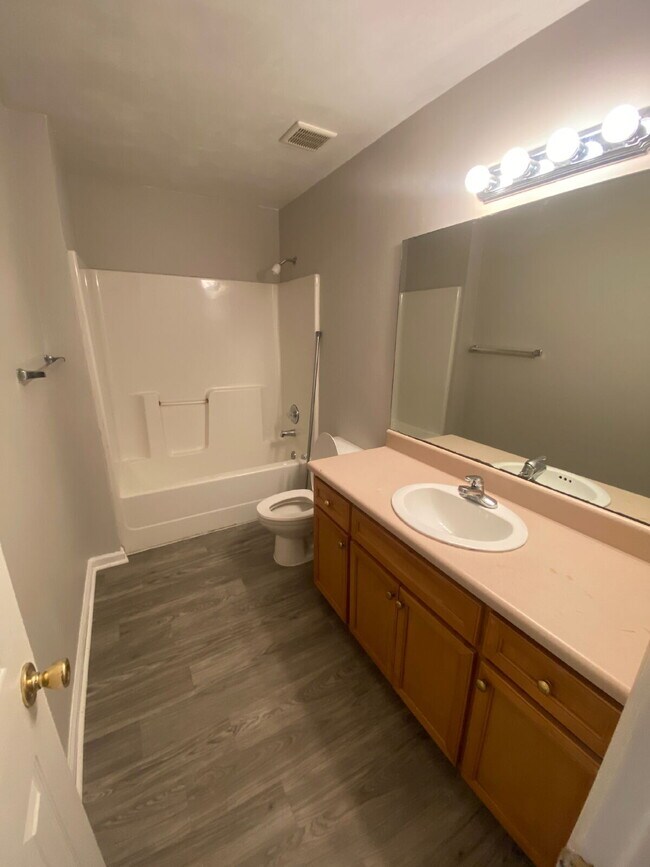 Building Photo - Lovely Three bedroom/two bath townhouse off Blairstone Road!