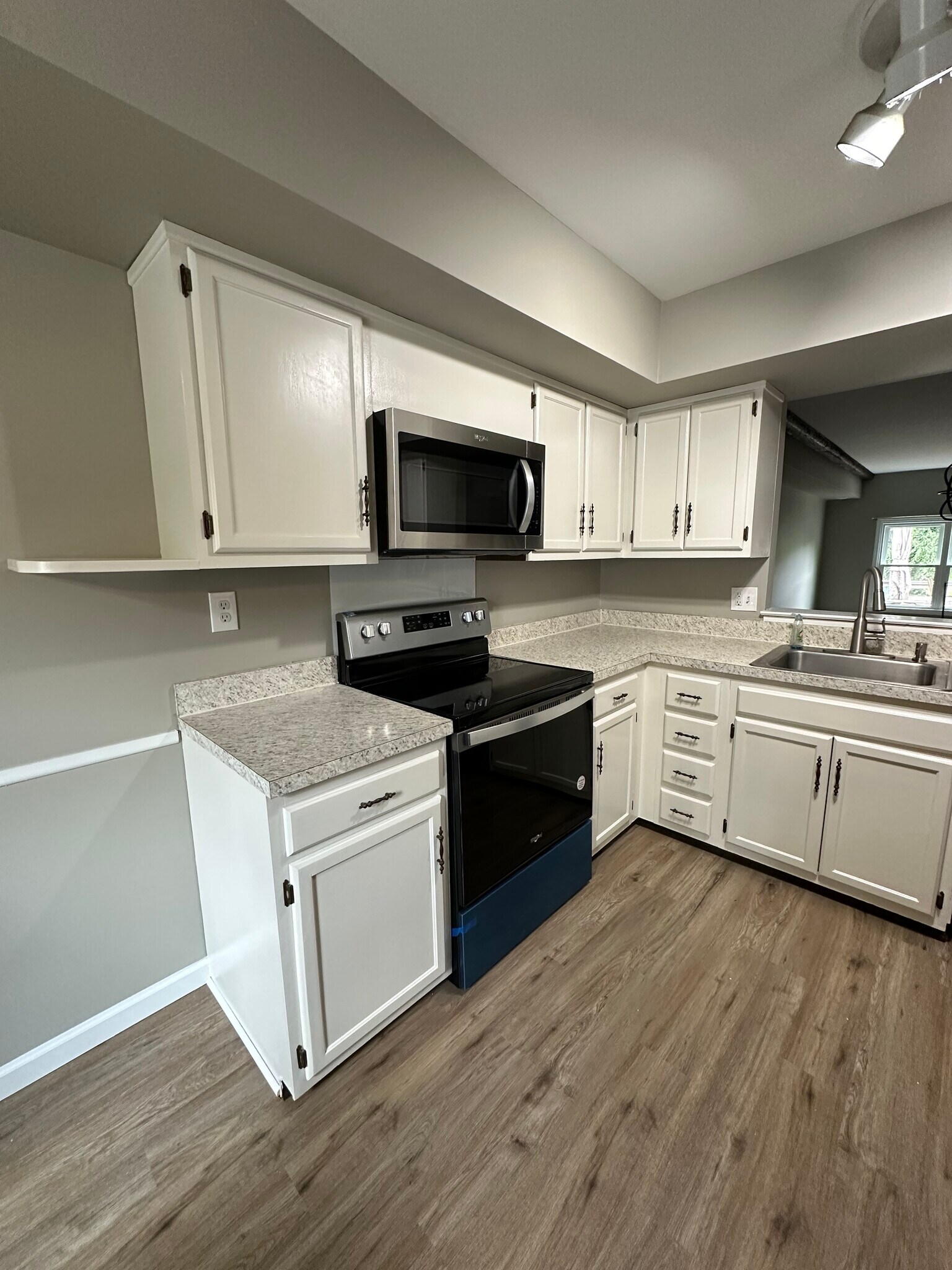 Kitchen - 887 Williams Pl