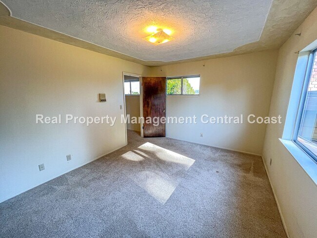 Building Photo - AVAILABLE OCTOBER - Large 4 Bedroom / 3 Ba...