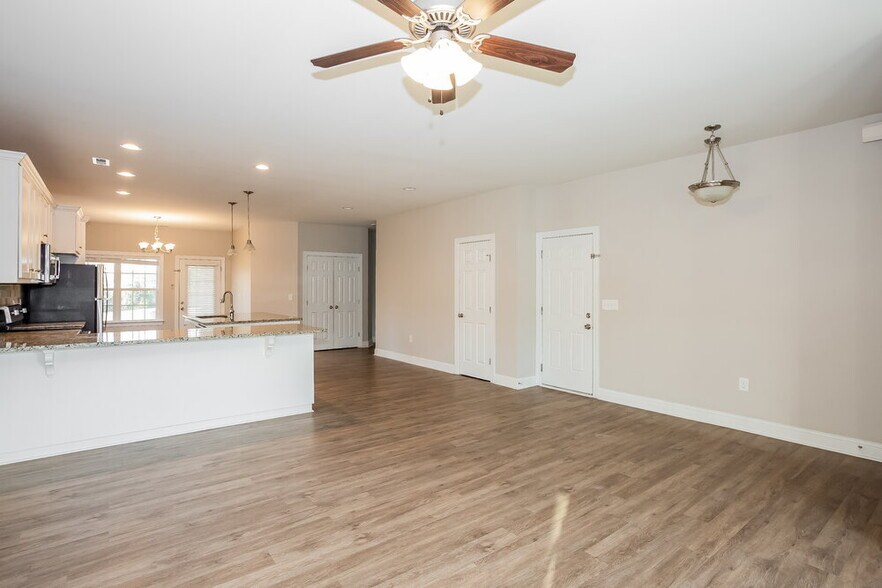 Building Photo - 12884 Hill Pine Rd