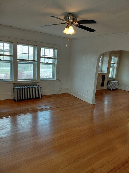 Building Photo - 4552 W Wells St