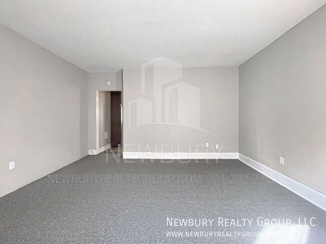 Building Photo - Spacious & Updated 2-Bedroom Row Home – Mo...