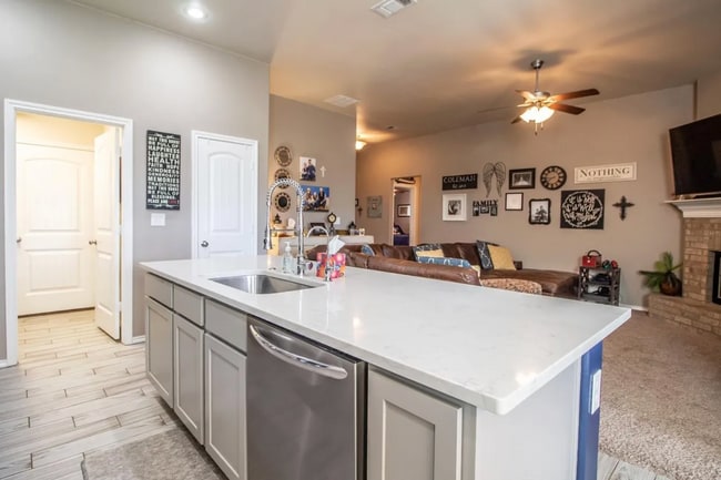 Building Photo - 3/2 in Frenship ISD: Appliances included!!!!