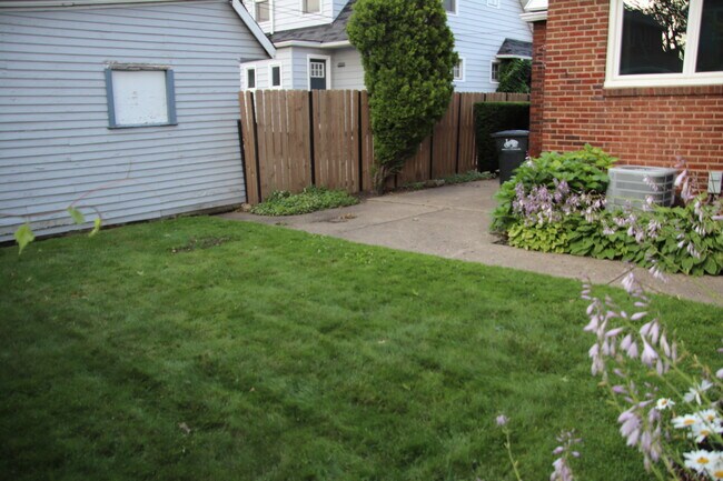 Building Photo - 2034 Warren Rd