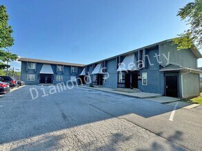 Building Photo - 2 Bedroom Townhome Unit Available - South ...