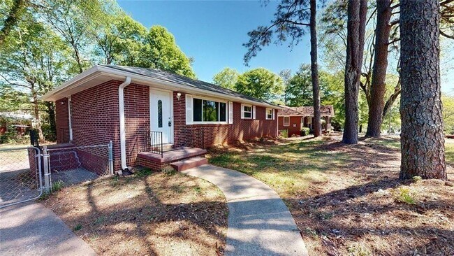 Building Photo - 8 Larose Dr SW