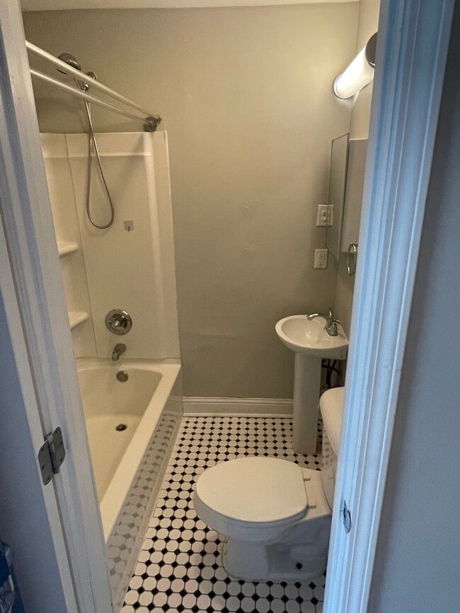 Building Photo - Renovated 1 bedroom with washer/dryer! Gated complex, centrally located.