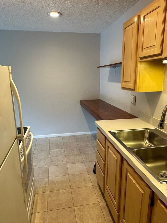 Building Photo - Charming 1BR Condo in Uptown Minneapolis
