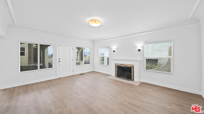 Building Photo - 850 Serrano Pl