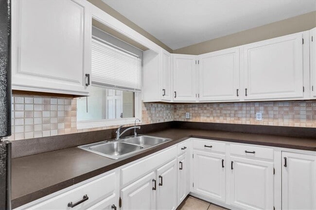 Building Photo - 618 Glenoak St N