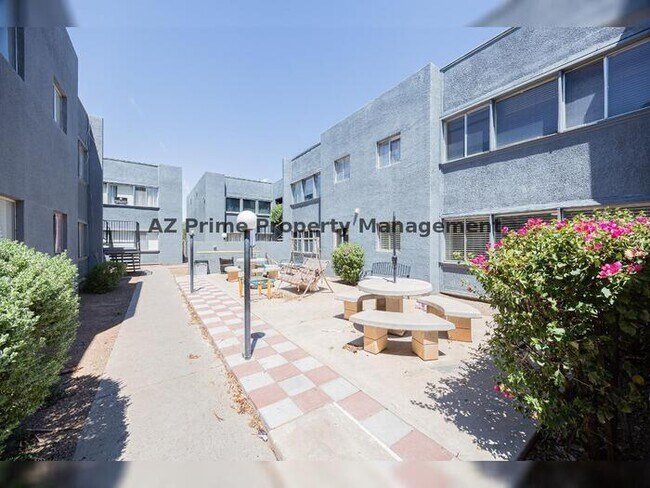 Building Photo - 1808 N 32nd St