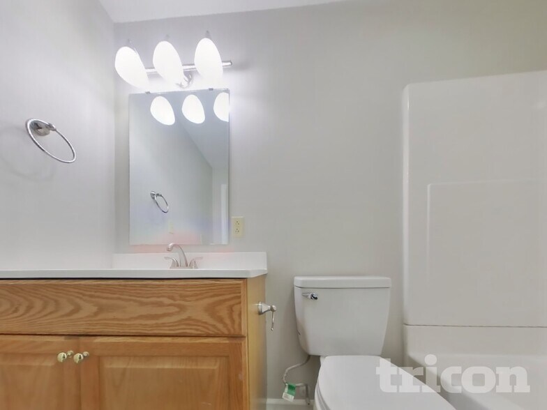 Building Photo - 6050 E Solitude Ct