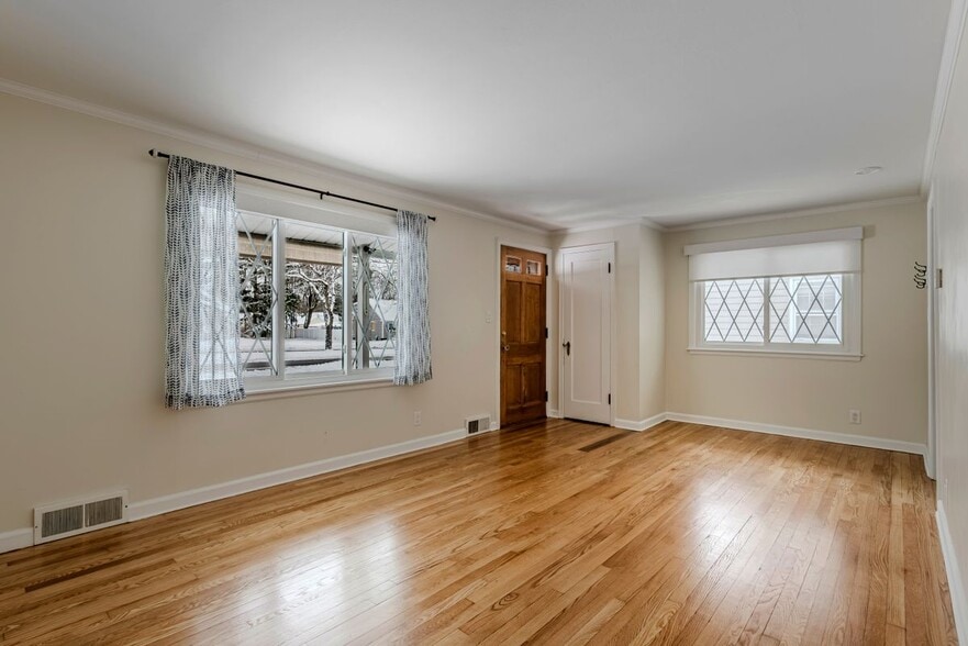 Building Photo - 602 E Garden St