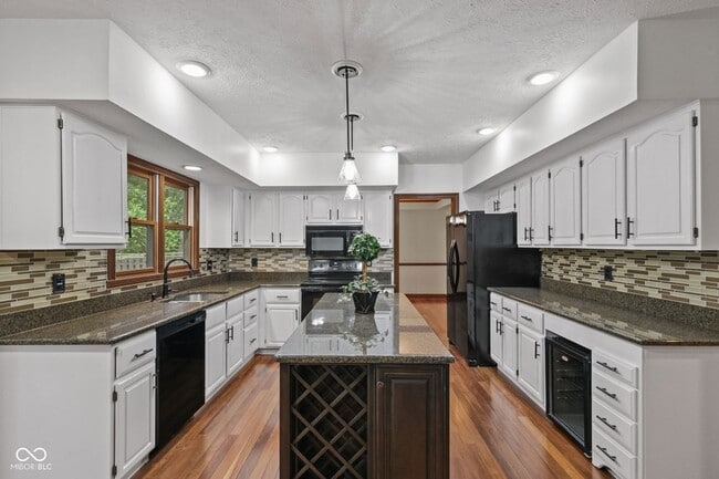 Building Photo - 738 Howe Dr