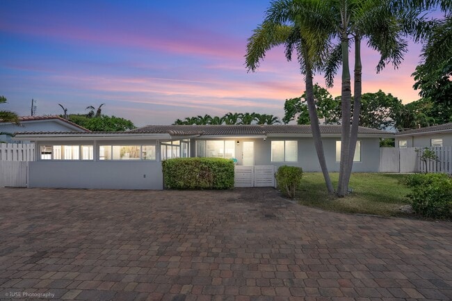 Building Photo - 1633 SE 5th Ct