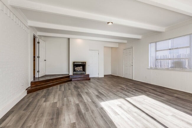 Building Photo - Spacious 4 Bed 2 Bath Home with Stainless Steel Appliacnes
