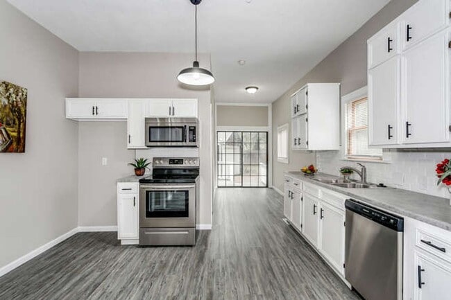 Building Photo - 3 Bedroom 2 bath home with garage in a prime location!