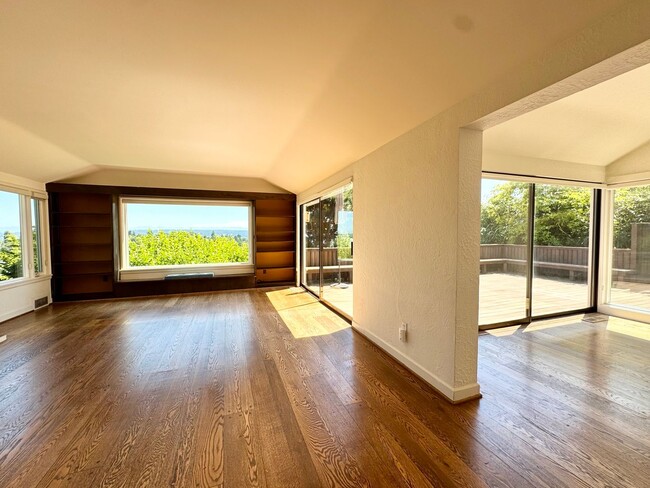 Building Photo - Hawthorne Hills Home