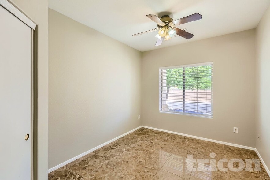 Building Photo - 924 S 240th Dr