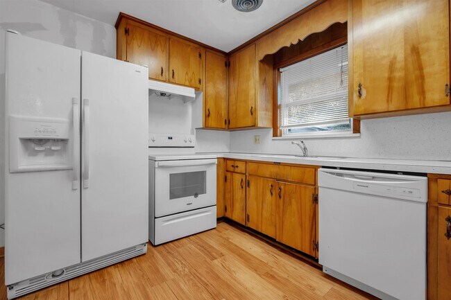 Building Photo - 123 Columbia Dr