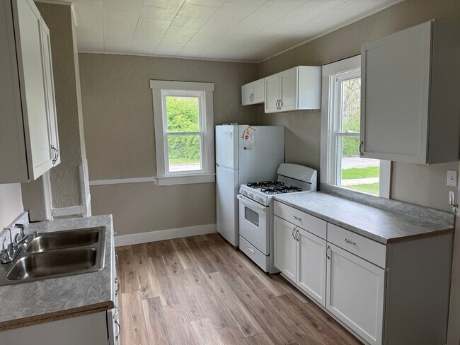 Building Photo - Fully remodeled 3 bed 1 bath $1400 includi...