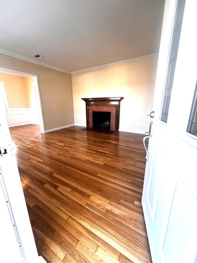 Building Photo - Single Family. 3-bed Home - Desireable Neighborhood!