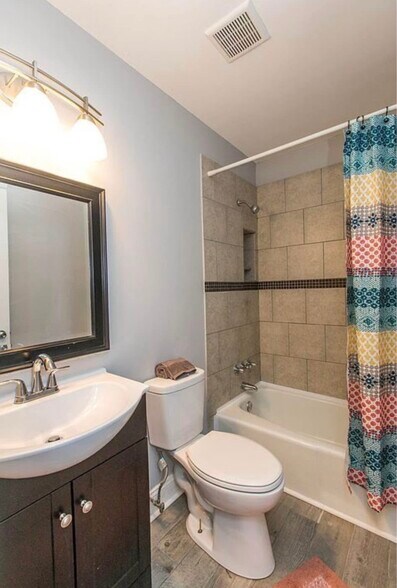 Building Photo - 215 Hedgewood Ct