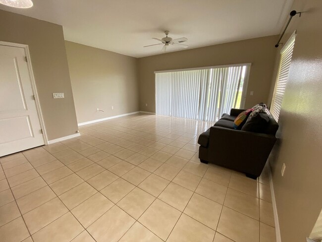 Building Photo - 3/2.5  Davenport Townhouse
