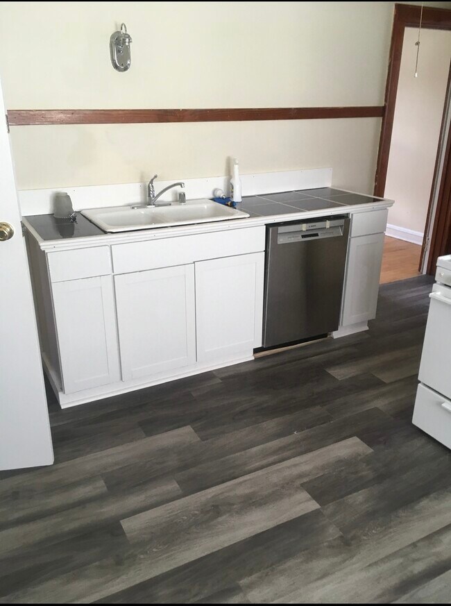 Building Photo - 1659 N Warren Ave