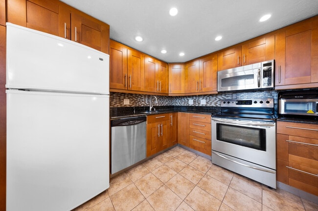 Building Photo - 575 Oaks Ln