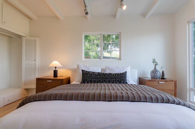 Building Photo - Beautiful Hollywood Hills Home For Lease!