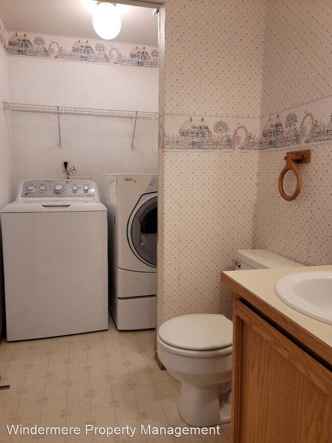 Building Photo - 3 br, 2.5 bath House - 943 NE Winston Drive