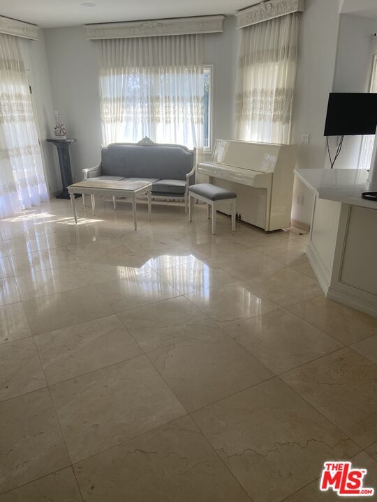 Building Photo - 435 Arnaz Dr