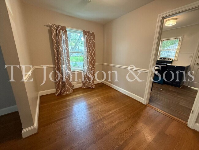 Building Photo - Charming 3-Bedroom Home with Screened Porc...
